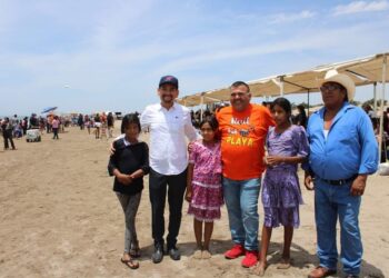 Niños de Álamos visitan la playa de Huatabampito.