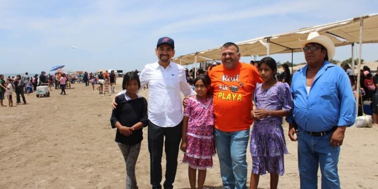 Niños de Álamos visitan la playa de Huatabampito.