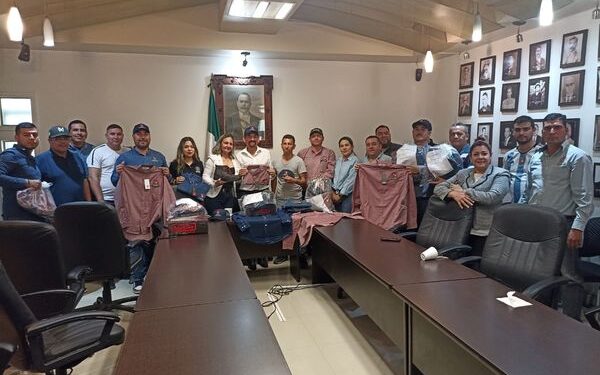Se formaliza entrega de uniformes a trabajadores sindicalizados, compromiso cumplido dice el alcalde Chuy Flores
