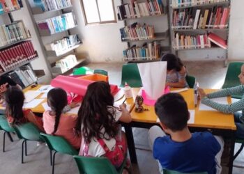 Niños sin acceso a internet reciben el apoyo de la biblioteca pública
