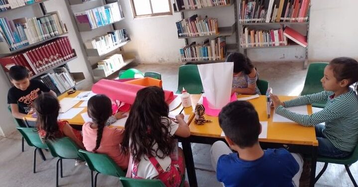Niños sin acceso a internet reciben el apoyo de la biblioteca pública