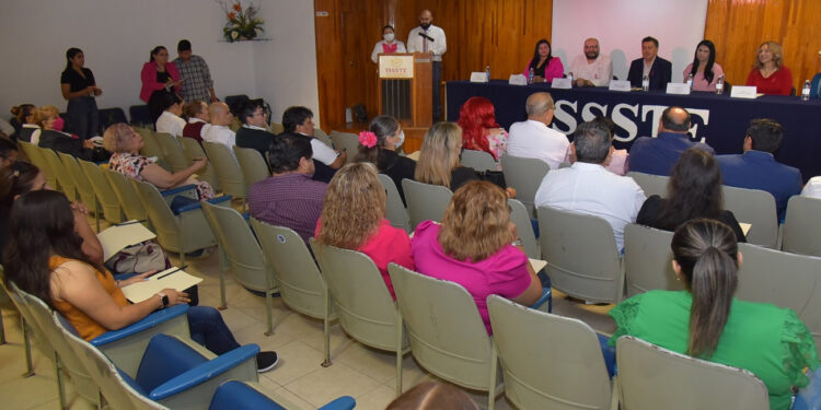 inaugura alcalde curso de capacitación de la salud y consciencia sobre el cáncer de mama del issste