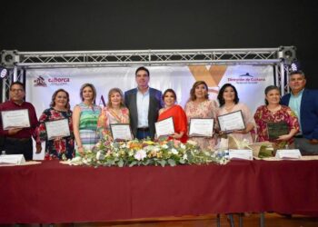 Entrega “El Cubano” reconocimientos por trayectoria a los maestros distinguidos 2023