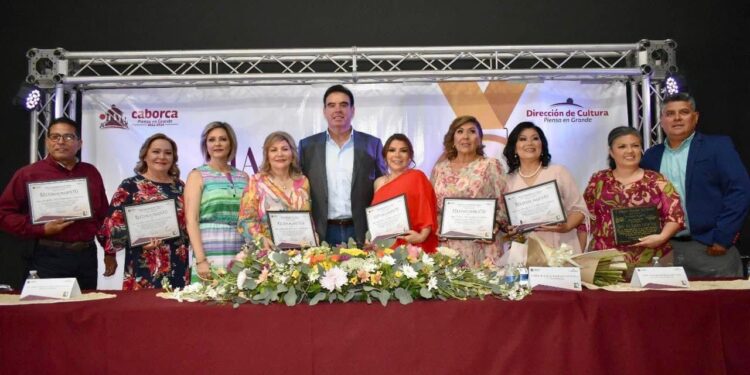 Entrega “El Cubano” reconocimientos por trayectoria a los maestros distinguidos 2023