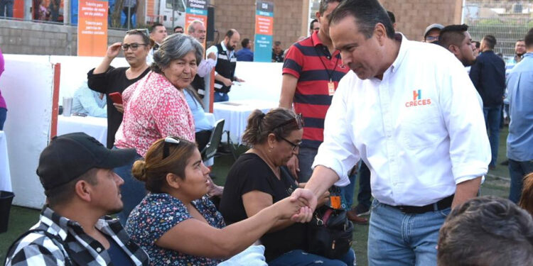 Acerca Toño Astiazarán servicios del Ayuntamiento a la colonia Las Lomas