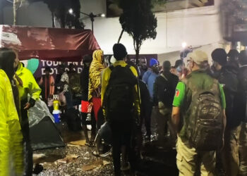 El INM saca en autobuses a migrantes de la plaza Giordano