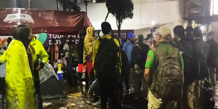El INM saca en autobuses a migrantes de la plaza Giordano