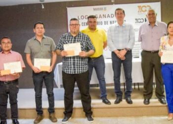 Premian a ganadores de diseño de logo del centenario