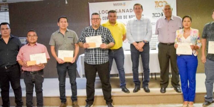 Premian a ganadores de diseño de logo del centenario