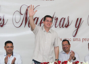 Elogia alcalde Elías Retes a maestros del SNTE  54 por su trayectoria de servicio