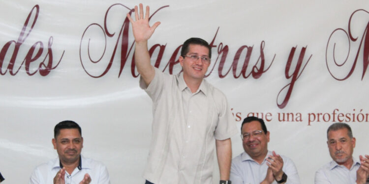 Elogia alcalde Elías Retes a maestros del SNTE 54 por su trayectoria de servicio