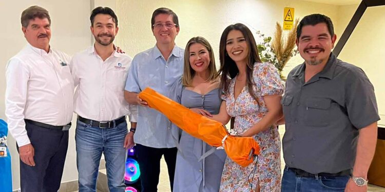 La labor de la mujer es indispensable para el desarrollo de Navojoa: Elías Retes