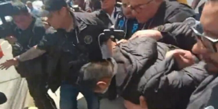 «¡Por qué lo aventaste a la manteca!»: entre gritos y golpes, trasladan a Edomex a Sergio «N», asesino de perrito