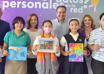 Premia Toño Astiazarán a ganadoras y ganadores de concurso de dibujo