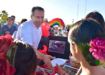 Festeja Toño Astiazarán a primera generación graduada de Maxi Apoyo y CTC