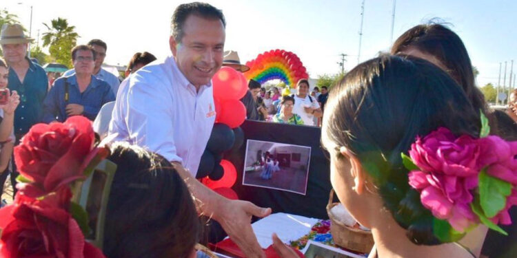 Festeja Toño Astiazarán a primera generación graduada de Maxi Apoyo y CTC