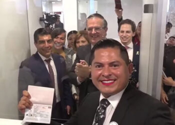 Marcelo Ebrard entrega el primer pasaporte no binario