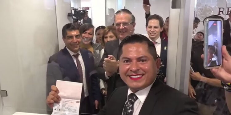 Marcelo Ebrard entrega el primer pasaporte no binario