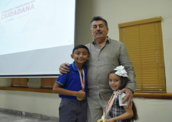 Reconoce presidente municipal a niña y niño karatecas de oro
