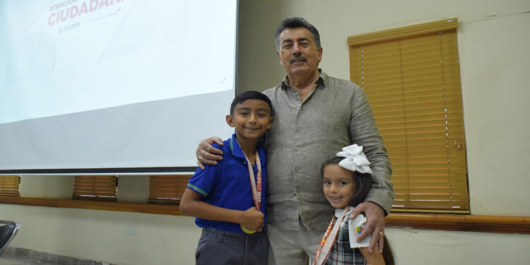 Reconoce presidente municipal a niña y niño karatecas de oro