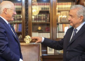 López Obrador se reúne con el embajador Ken Salazar en Palacio Nacional
