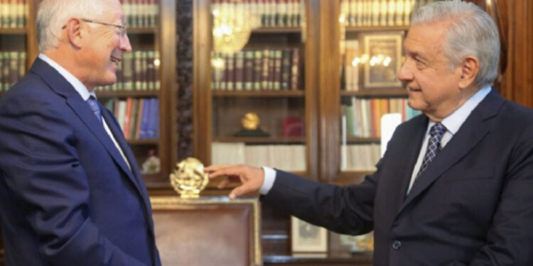 López Obrador se reúne con el embajador Ken Salazar en Palacio Nacional