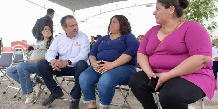 Beneficia Toño Astiazarán a 3 familias con vivienda