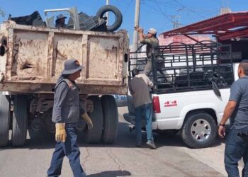 Cooperan navojoenses sacando sus cacharros