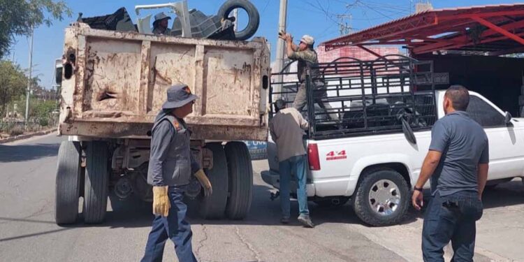 Cooperan navojoenses sacando sus cacharros