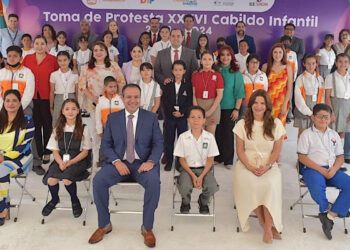Toño Astiazarán y Patty Ruibal toman protesta a nuevo Consejo Municipal Infantil
