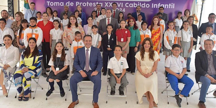 Toño Astiazarán y Patty Ruibal toman protesta a nuevo Consejo Municipal Infantil