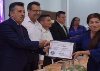 SNTE 28 reconoce a las y los docentes de 20, 30 y 40 años de servicio