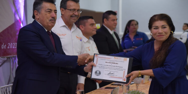 SNTE 28 reconoce a las y los docentes de 20, 30 y 40 años de servicio