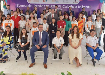 Toño Astiazarán y Patty Ruibal toman protesta a nuevo Consejo Municipal Infantil