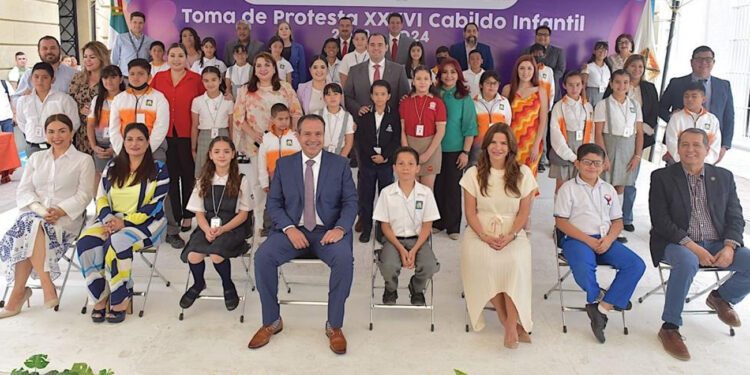 Toño Astiazarán y Patty Ruibal toman protesta a nuevo Consejo Municipal Infantil