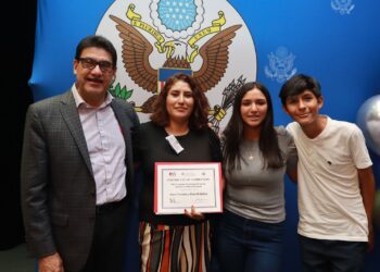 Entregan Alcalde y Cónsul Biedebach certificaciones a emprendedores