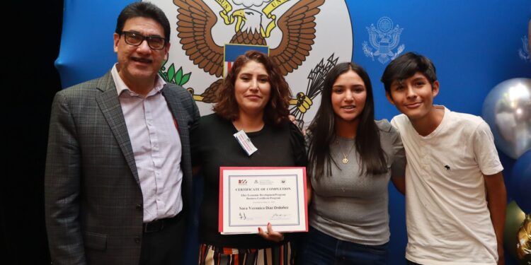 Entregan Alcalde y Cónsul Biedebach certificaciones a emprendedores