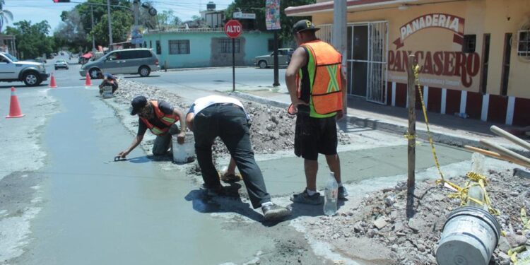 Mantiene Ayuntamiento de Guaymas actividades de bacheo