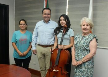 Apoya Toño Astiazarán a Karla Robles, participante en el Festival Internacional de Cellos