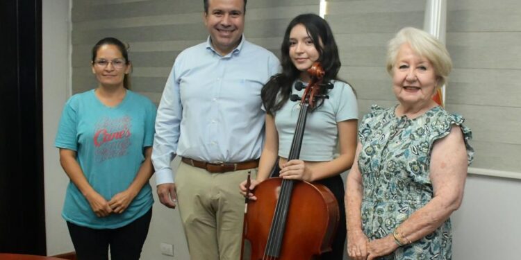 Apoya Toño Astiazarán a Karla Robles, participante en el Festival Internacional de Cellos