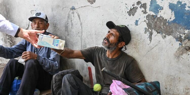 Realiza DIF CAJEME jornada de hidratación a personas en situación de calle