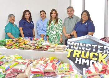 Entrega Patty Ruibal primeras 4.5 toneladas de alimento recolectadas por evento Monster Truck
