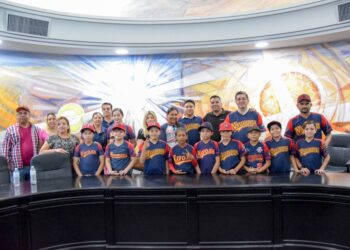 Apoya Elías Retes a niños beisbolistas para viaje a torneo nacional