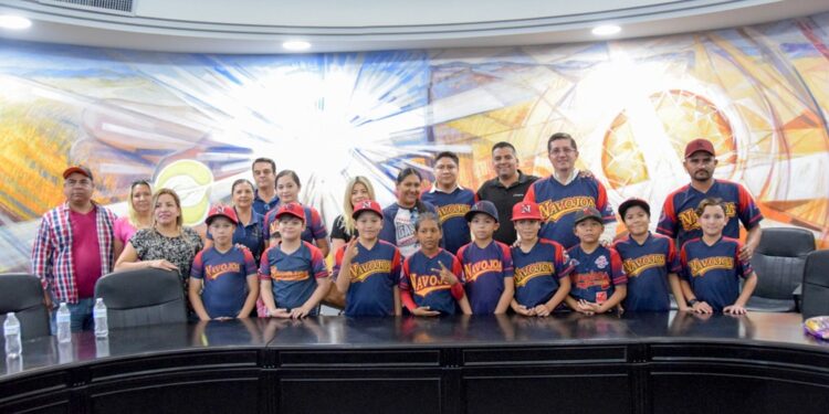 Apoya Elías Retes a niños beisbolistas para viaje a torneo nacional