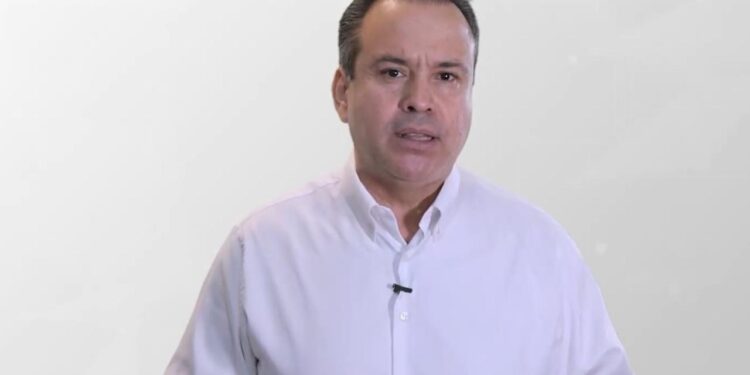 Anuncia Toño Astiazarán que se elimina cobro de arrastre de grúa