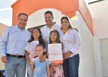 Entrega Toño Astiazarán cinco viviendas a familias Con Hogar CRECES