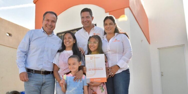 Entrega Toño Astiazarán cinco viviendas a familias Con Hogar CRECES