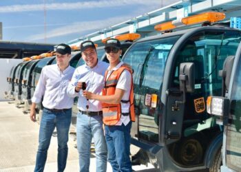 Entrega Toño Astiazarán la primera flotilla de barredoras eléctricas en la historia
