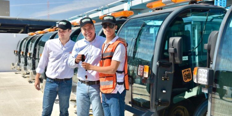 Entrega Toño Astiazarán la primera flotilla de barredoras eléctricas en la historia