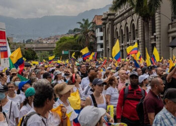Miles protestan contra las reformas del gobierno de Gustavo Petro en Colombia